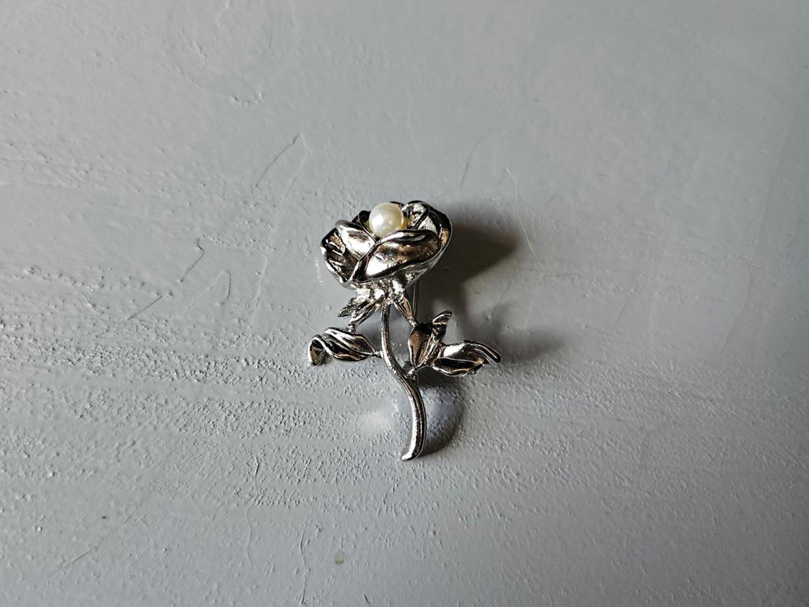 Vintage Silver-Tone Rose Brooch with Faux Pearl Center – Floral Pin