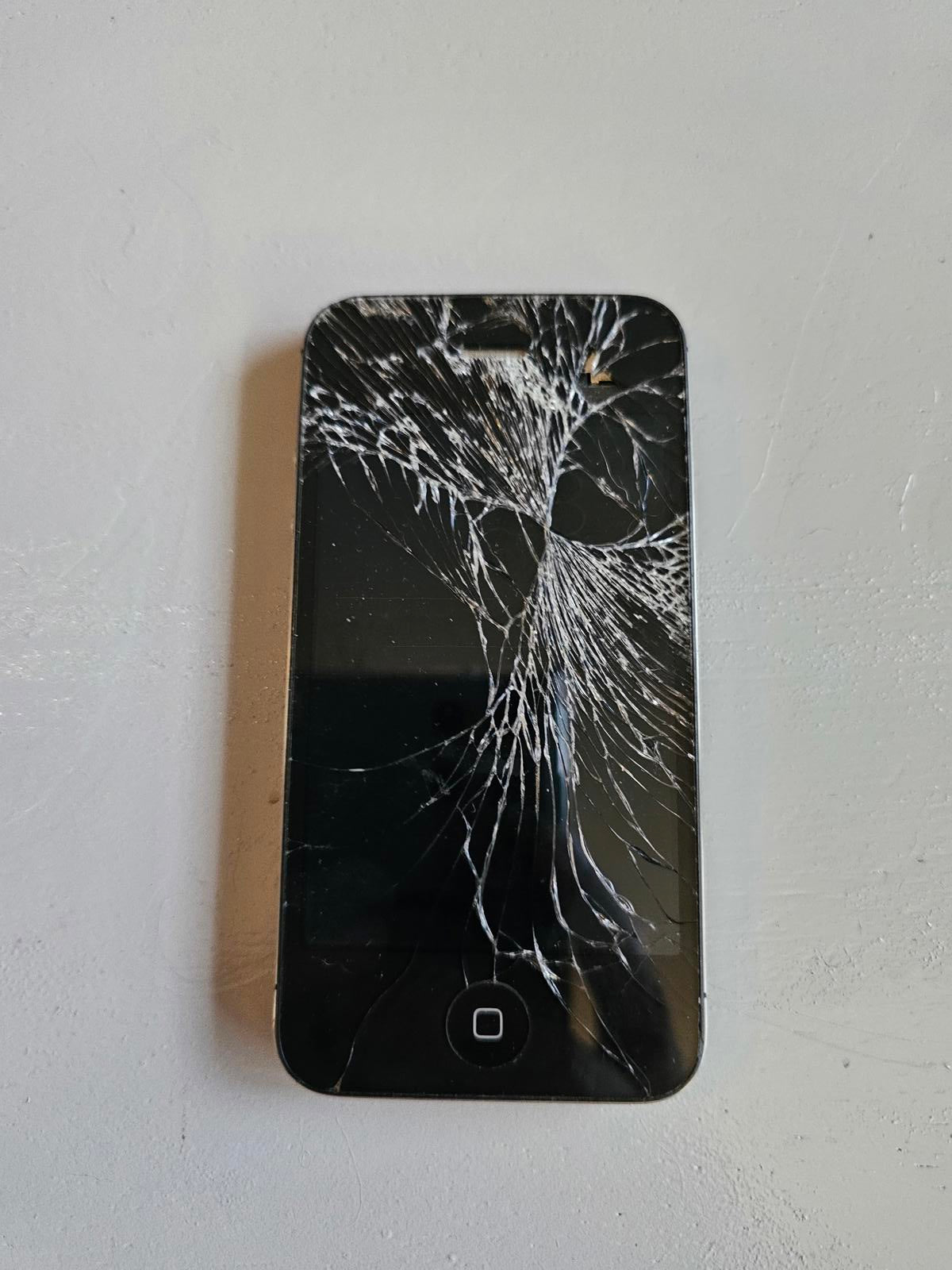 Apple iPhone 4 Black 8GB A1387 Cracked Screen Powers On Works for Parts