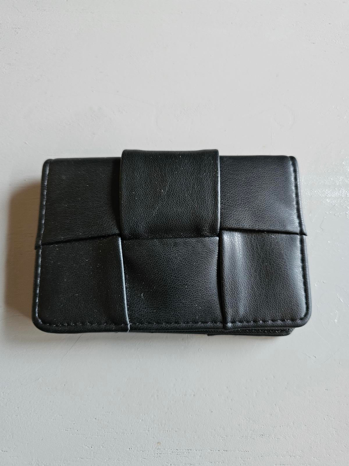 Sleek Black Leather Card Holder – Because Your Cards Deserve a Cozy Home