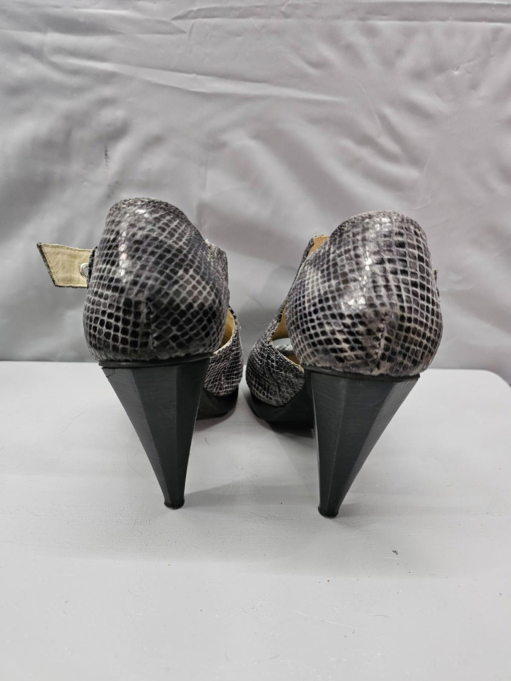 Michael Kors Snakeskin Peep Toe Heels Size 8M Fierce Party Pumps