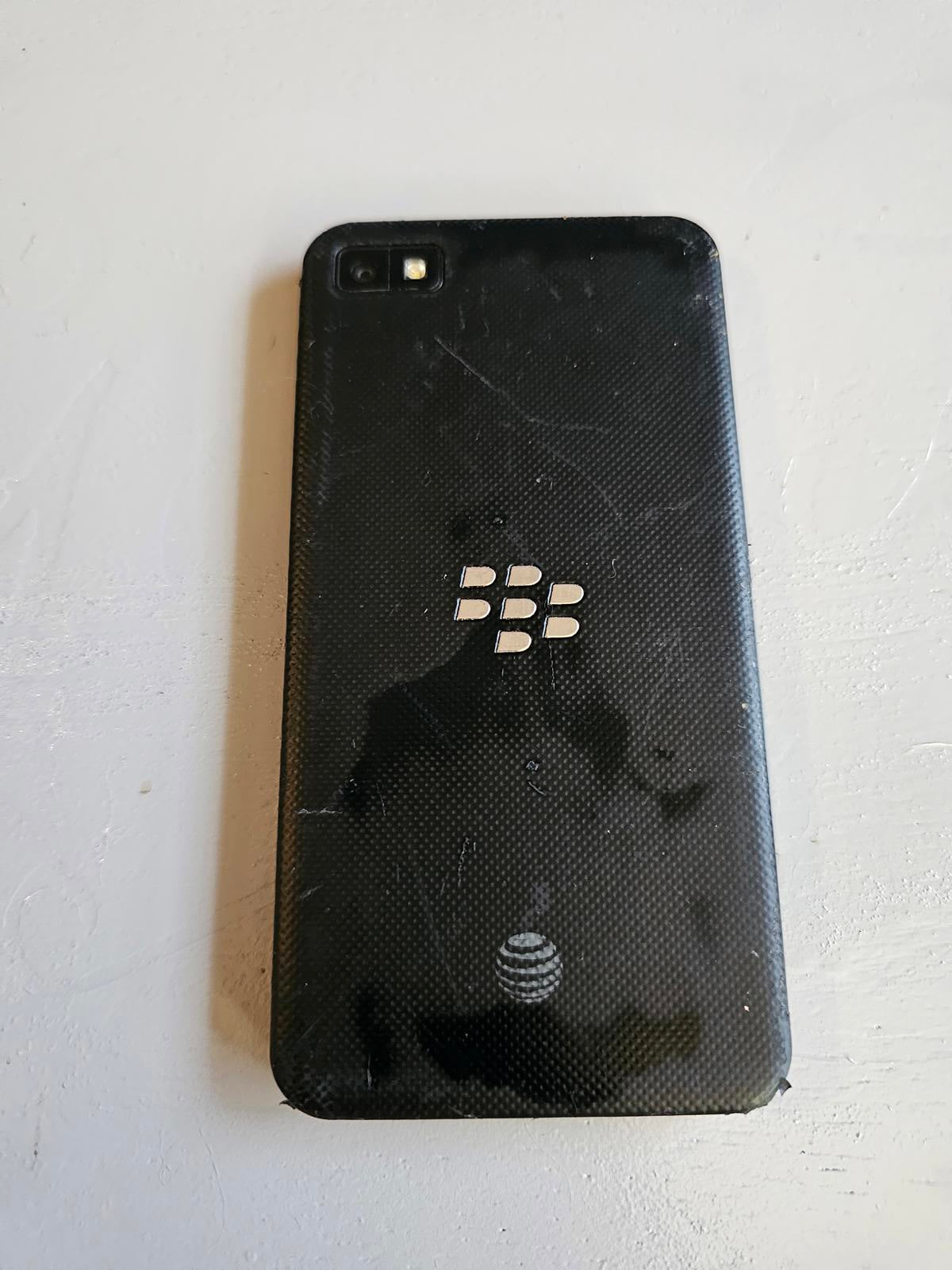 BlackBerry Z10 AT&T Smartphone Black Powers On Clean Screen Vintage Tech