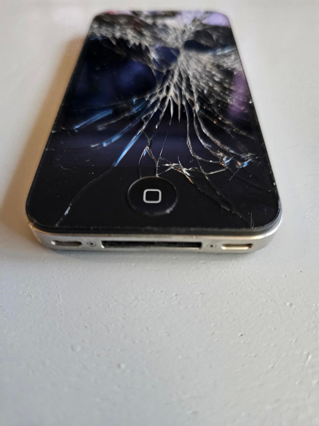 Apple iPhone 4 Black 8GB A1387 Cracked Screen Powers On Works for Parts