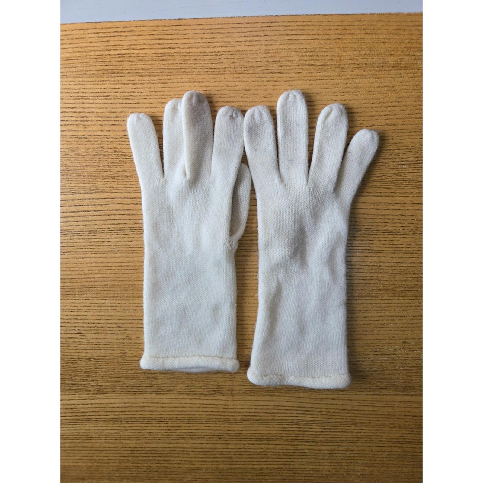 The Unbranded Brand White Women's Gloves - Classy & Cozy!