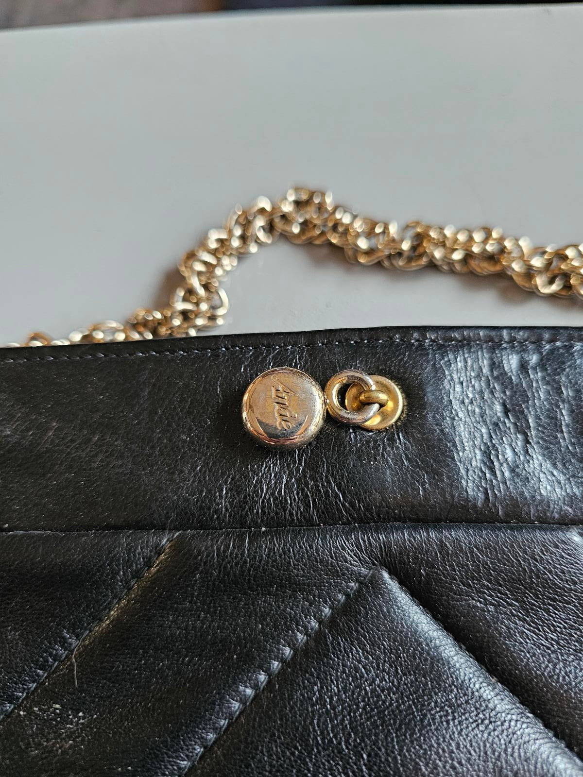 Vintage Andé Black Quilted Leather Shoulder Bag – Gold Chain Strap