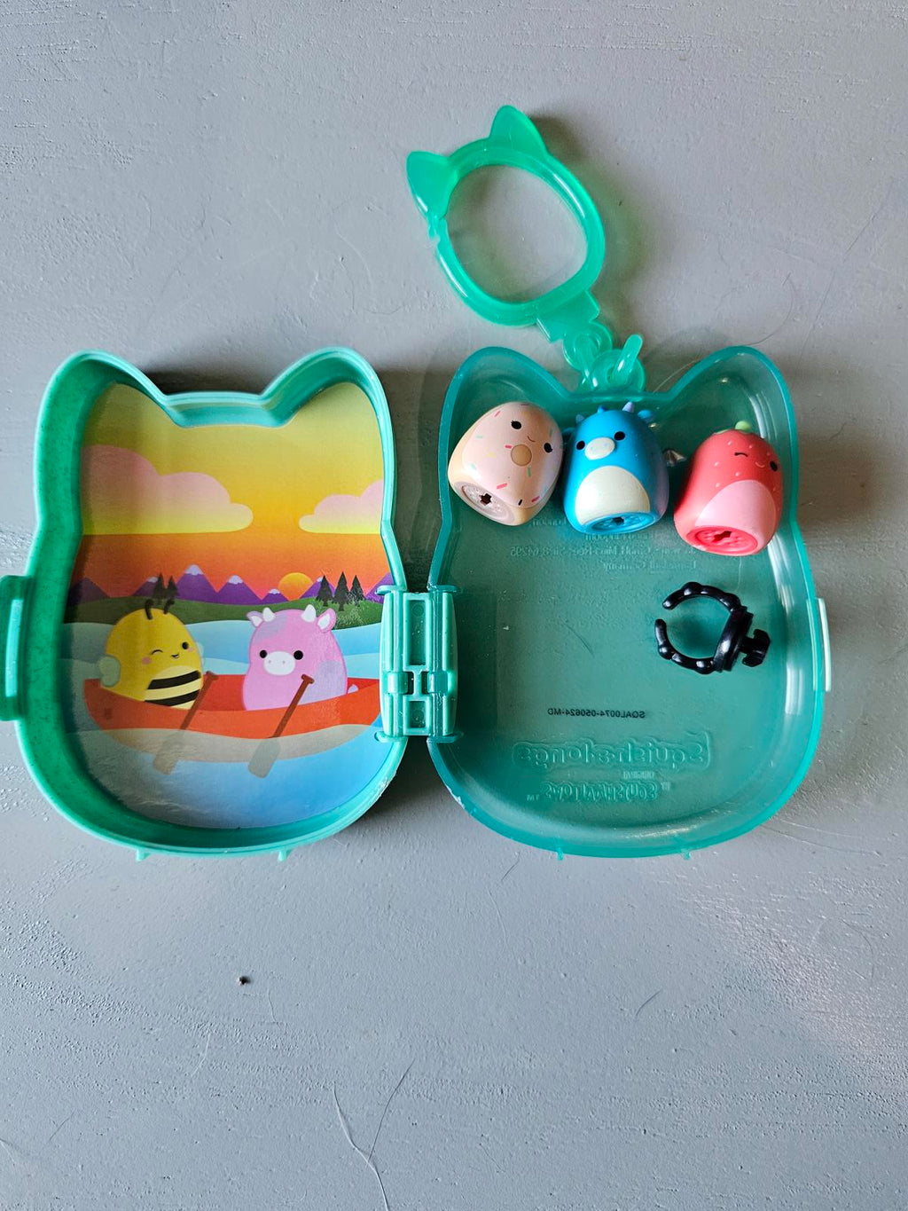 Squishmallows Squishville Mini Figure Case – Cat-Shaped Keychain with 4 Minis