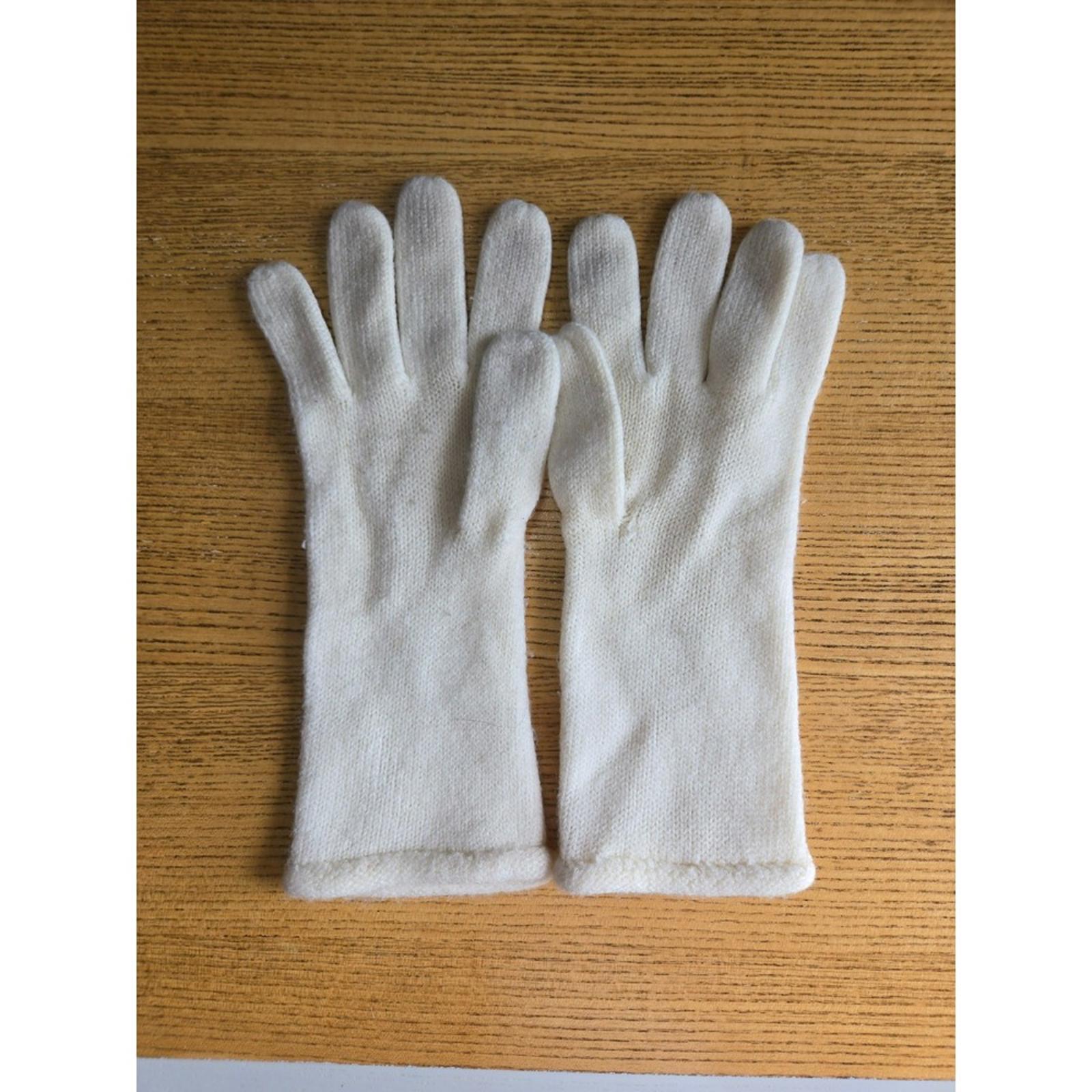 The Unbranded Brand White Women's Gloves - Classy & Cozy!