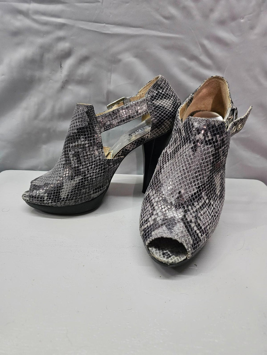 Michael Kors Snakeskin Peep Toe Heels Size 8M Fierce Party Pumps
