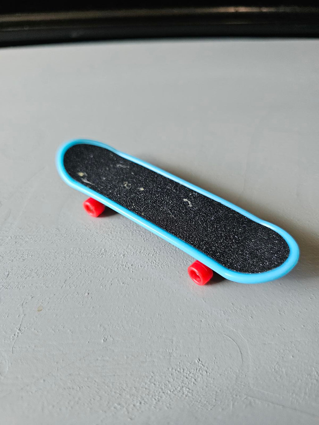 Star Wars The Mandalorian Mini Finger Skateboard Toy – Blue Deck with Red Wheels