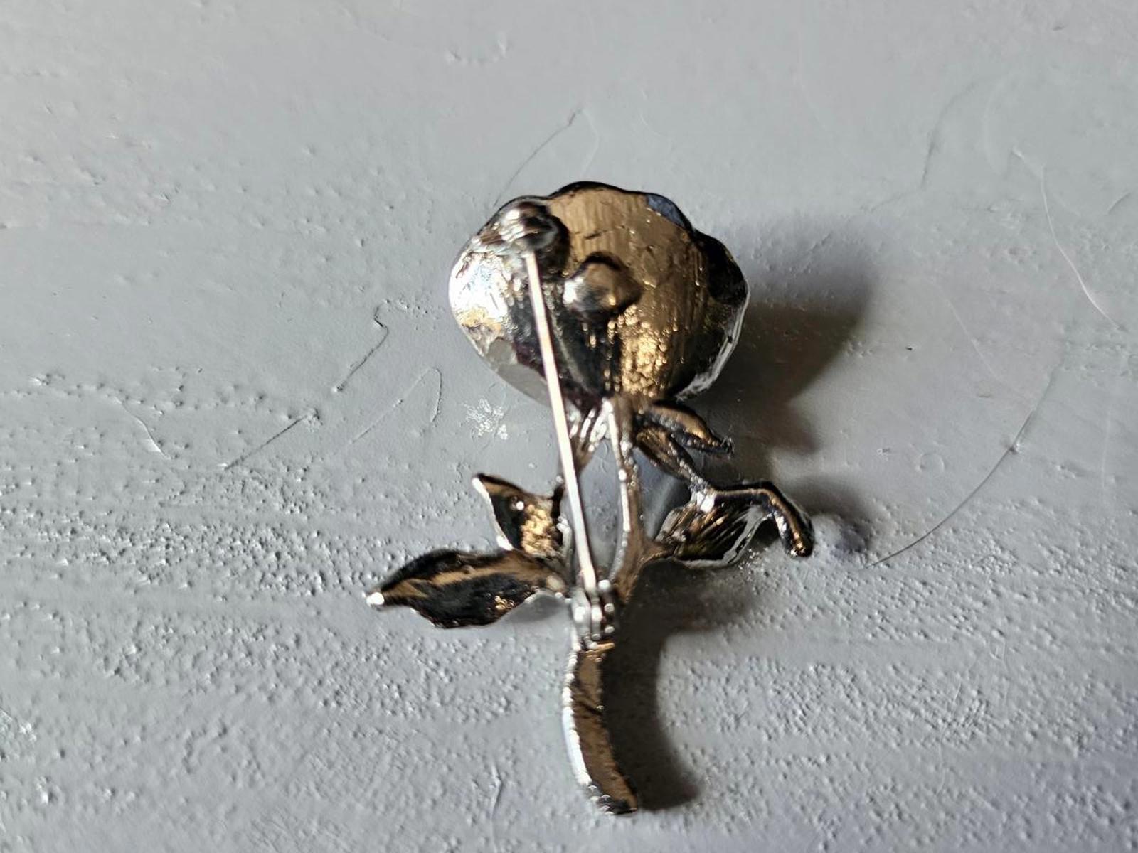 Vintage Silver-Tone Rose Brooch with Faux Pearl Center – Floral Pin