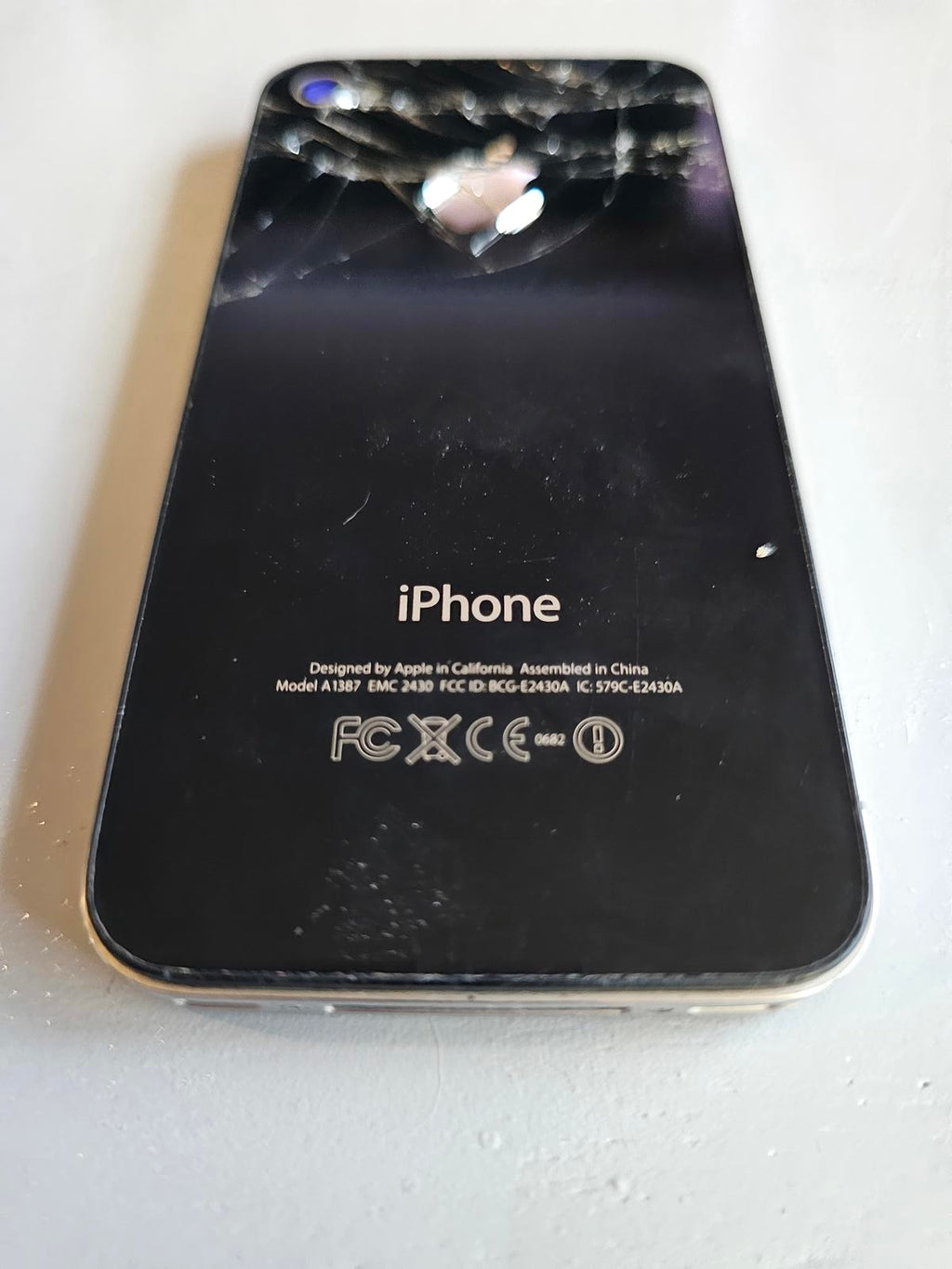 Apple iPhone 4 Black 8GB A1387 Cracked Screen Powers On Works for Parts