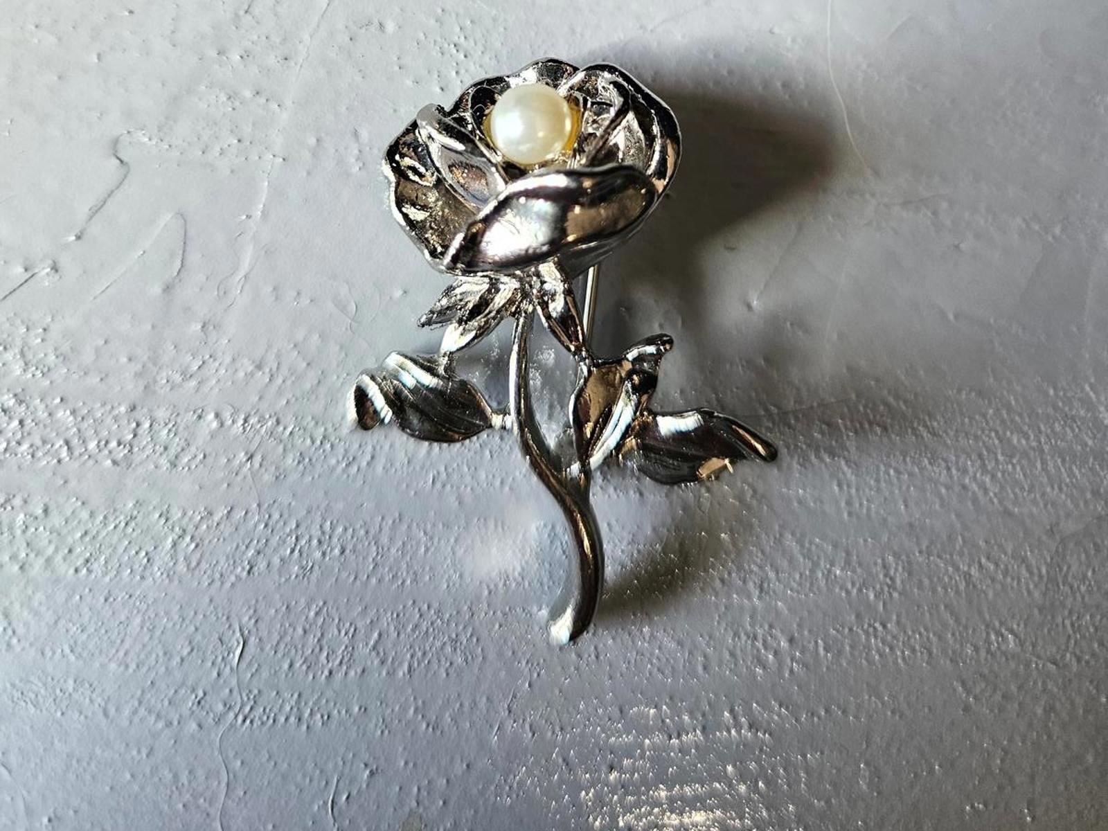 Vintage Silver-Tone Rose Brooch with Faux Pearl Center – Floral Pin