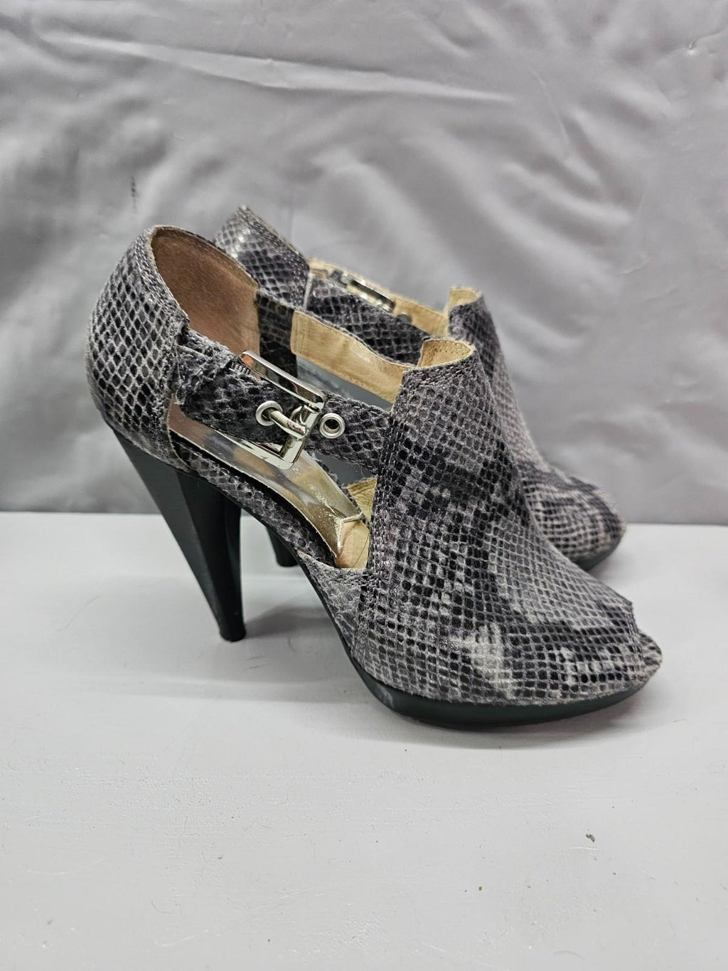 Michael Kors Snakeskin Peep Toe Heels Size 8M Fierce Party Pumps