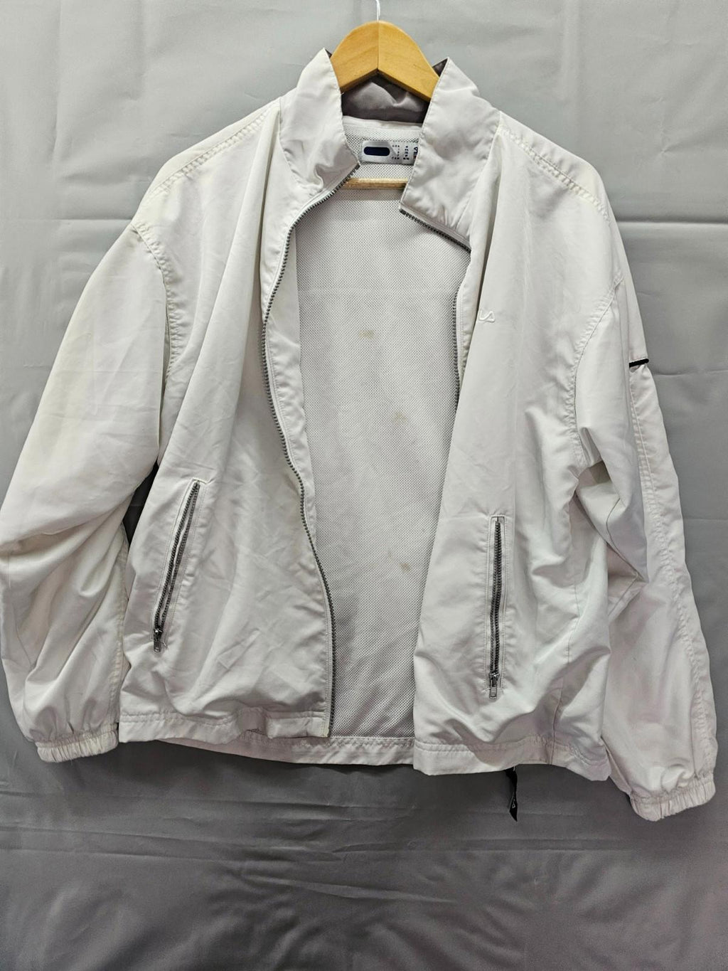 FILA Men’s White Windbreaker Jacket Size Medium Zip Pockets, Mesh Lining
