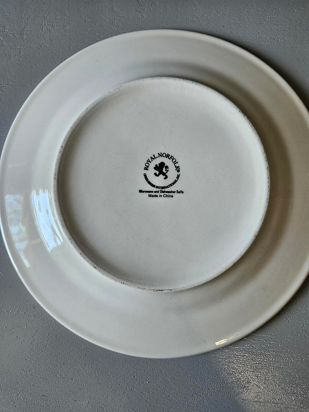 Royal Norfolk Home Sweet Gnome Christmas Dinner Plate Red Barn 10.5”