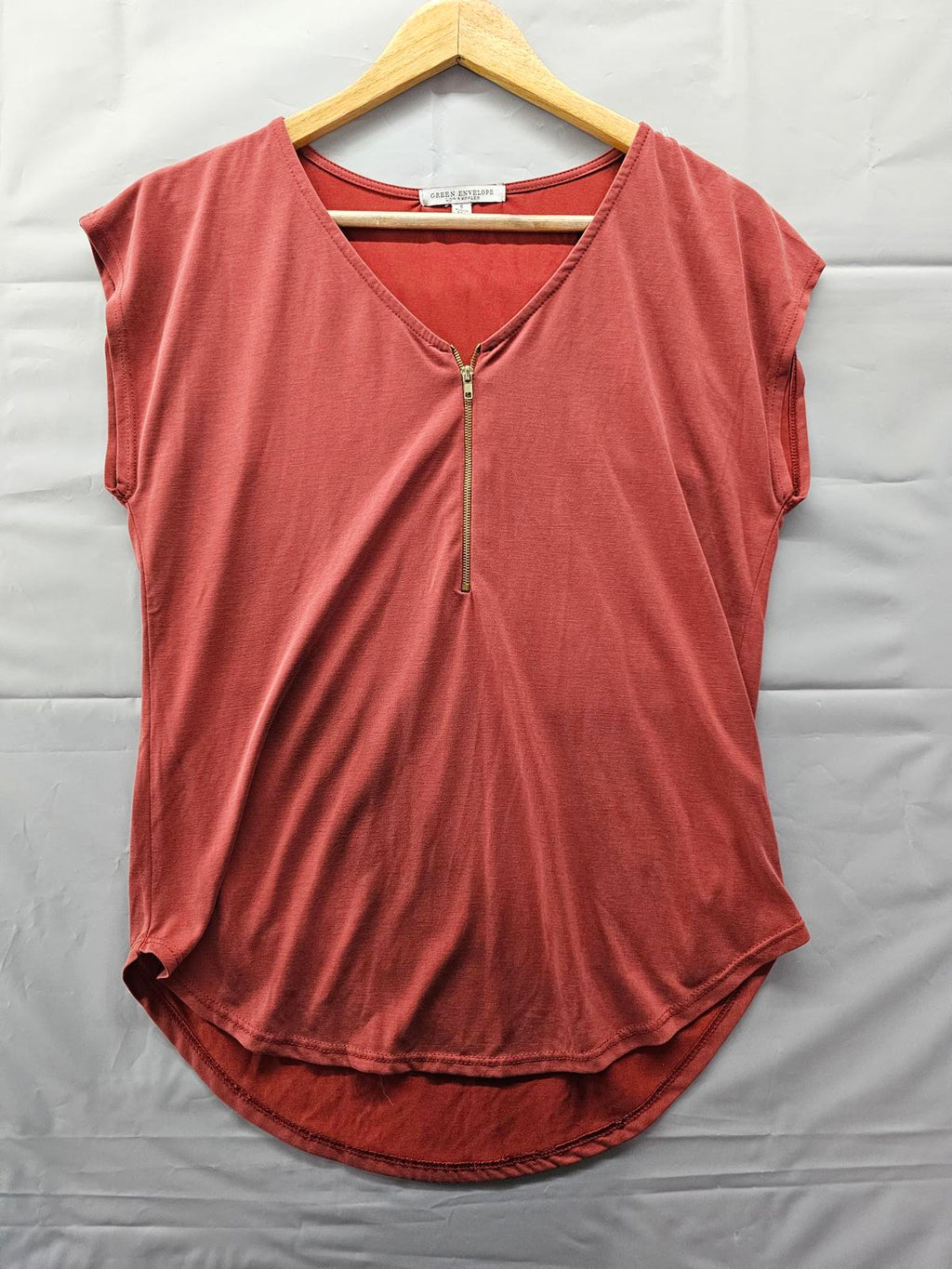 Green Envelope Los Angeles Rust Red Zip Front Short Sleeve Top Women’s Small