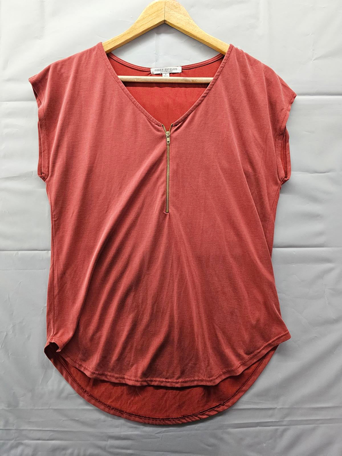Green Envelope Los Angeles Rust Red Zip Front Short Sleeve Top Women’s Small
